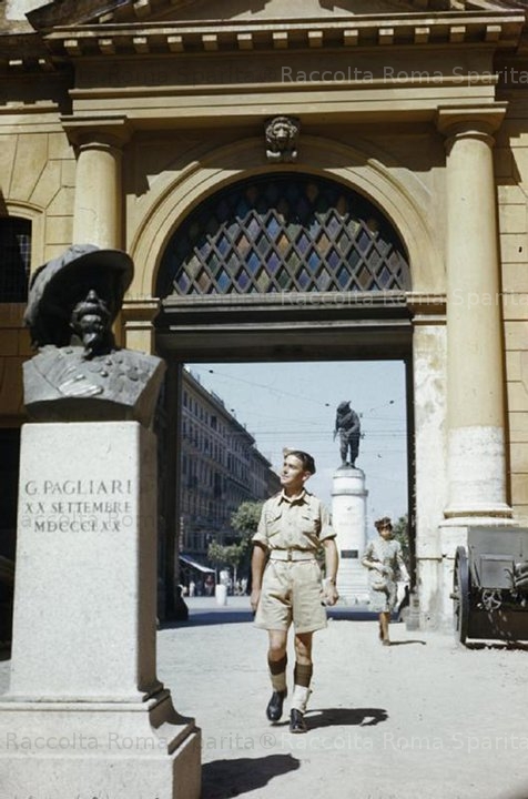Un soldato alleato a Porta Pia