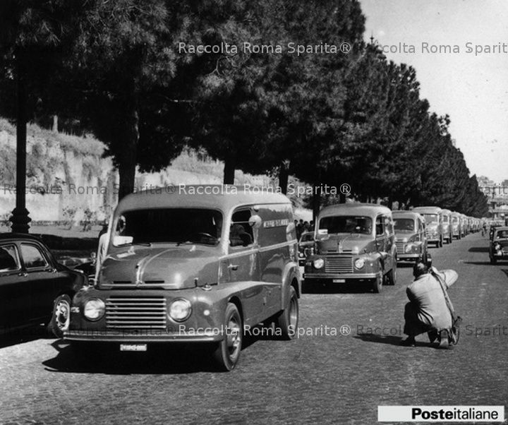 Sfilata dei furgoni postali