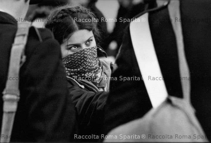 Ragazza e carabiniere