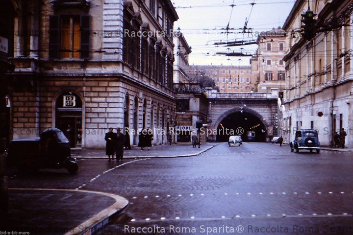 Via del Traforo, all'angolo con via Nazionale.