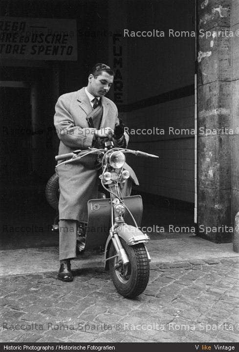 Uomo in Lambretta