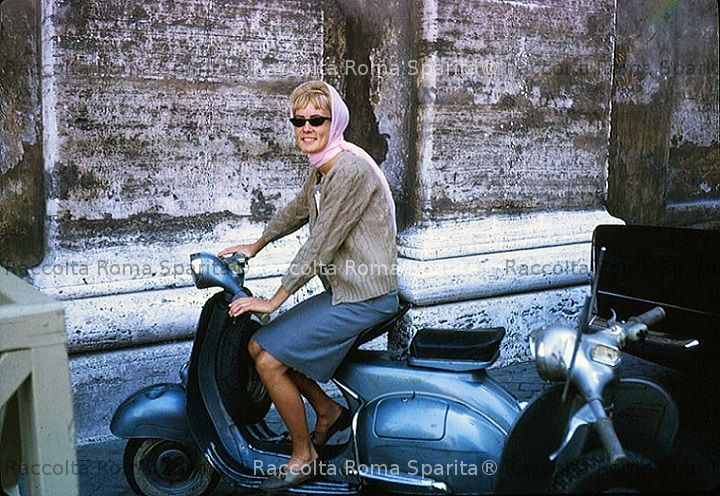 Donna in Vespa