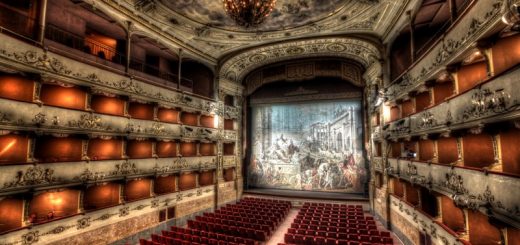 Lo storico sipario del Teatro della Pergola