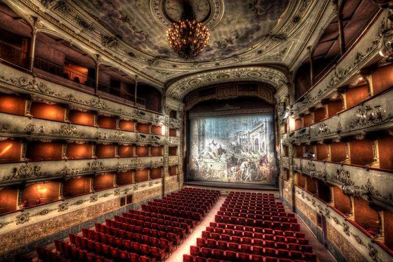Lo storico sipario del Teatro della Pergola